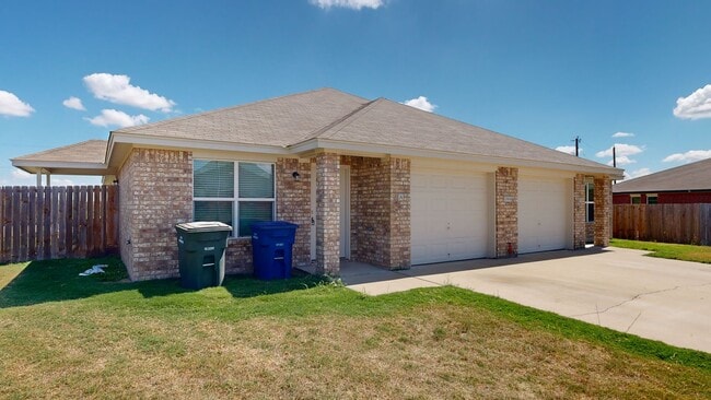 Building Photo - PRICE REDUCTION $1295 Rental