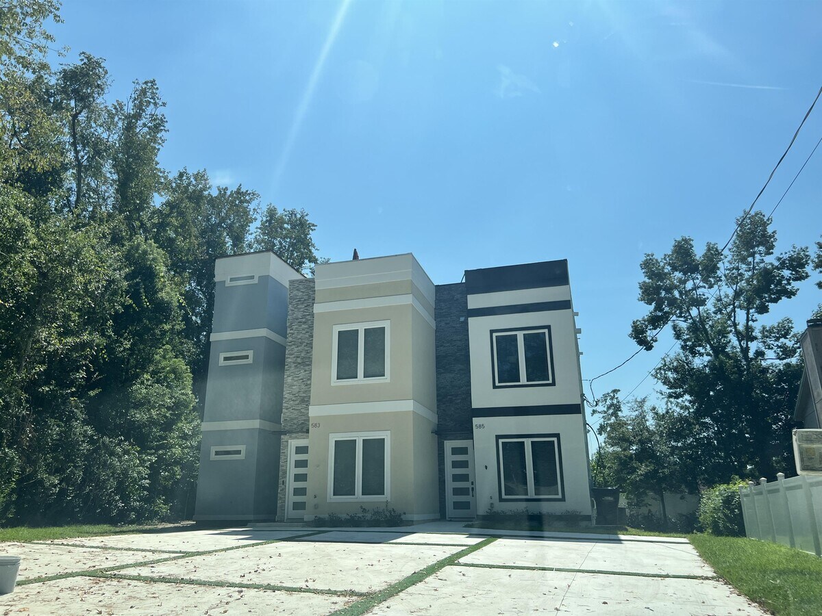 Photo - 581 Plymouth Ct