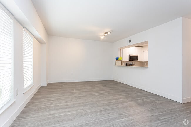 1BR, 1.5BA - 737SF