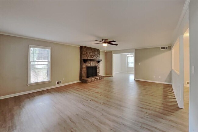Photo - 255 St Patrick Dr SW