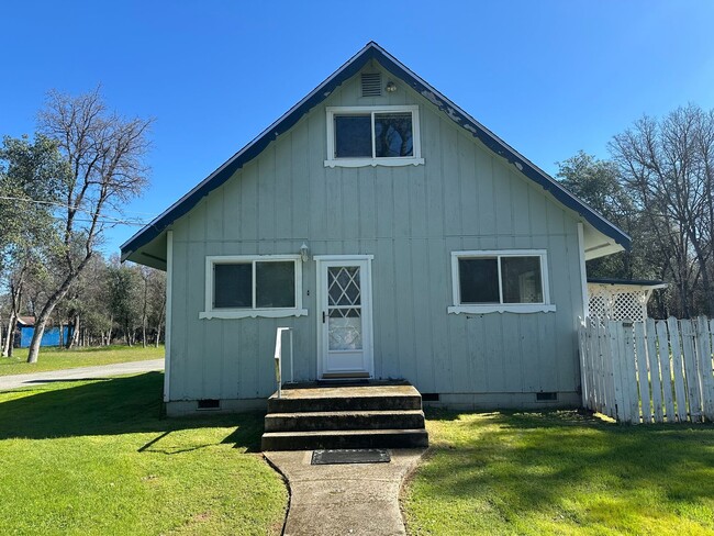 Building Photo - Country Living on 4.6 Acres – 3 Bedroom / 2 Bathroom Home in Cottonwood