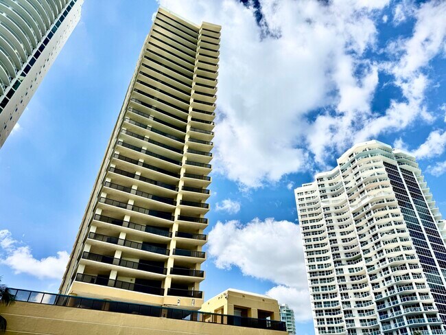Building Photo - 16275 Collins Ave Unit #1004