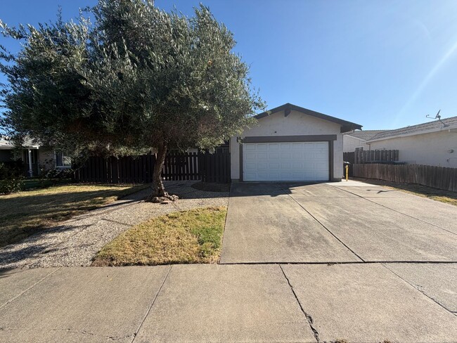 Building Photo - 4 bedroom, 2 bathroom home located in Suisun, CA