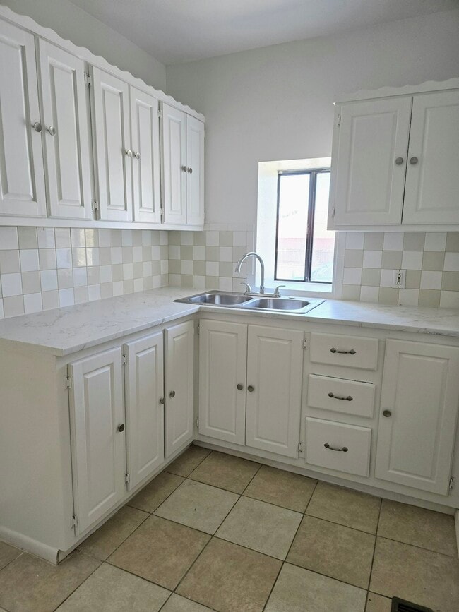 Building Photo - 300 S 5th St