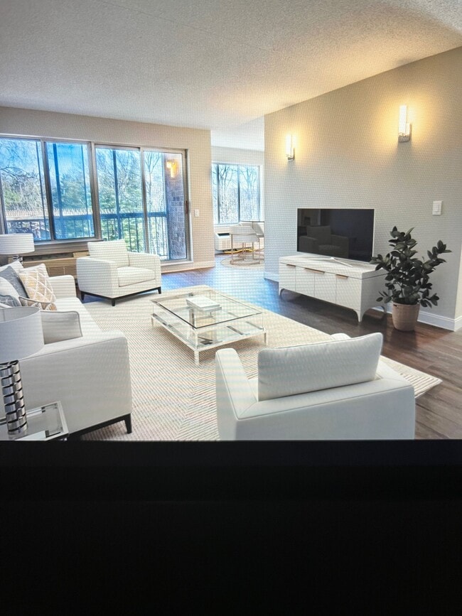 Building Photo - 121 Wellington Ct Unit 1A