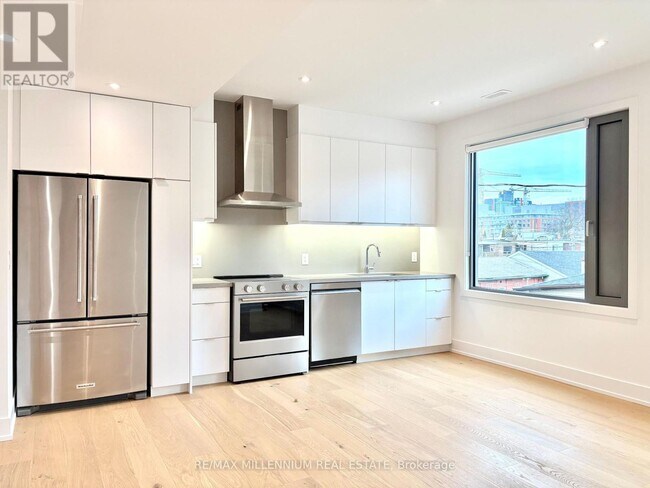 Photo - 155 Dovercourt Rd