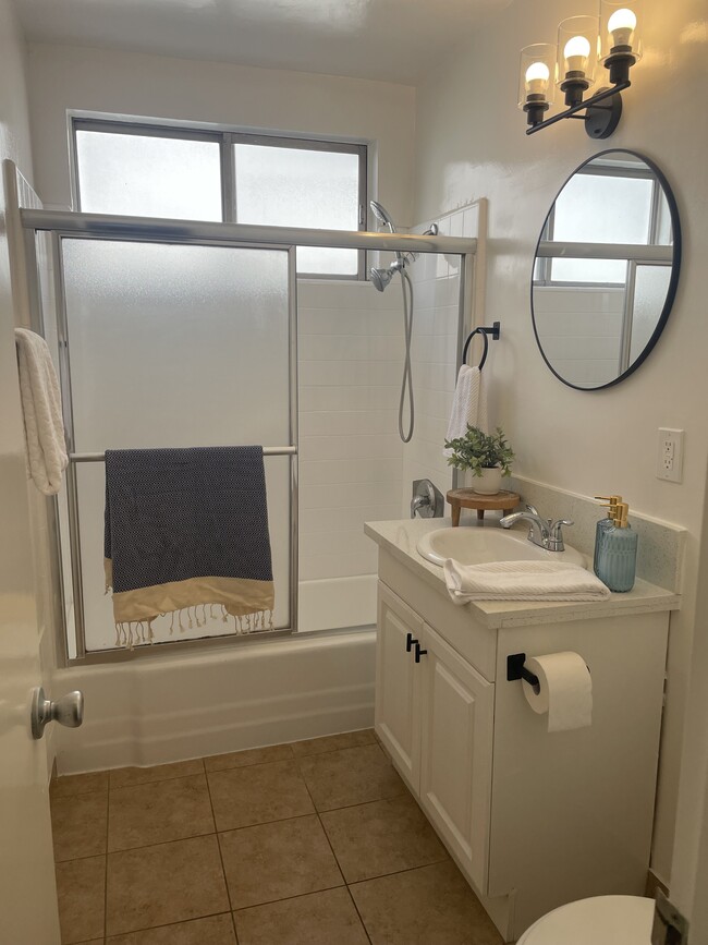 Main Bathroom - Monroe Manor