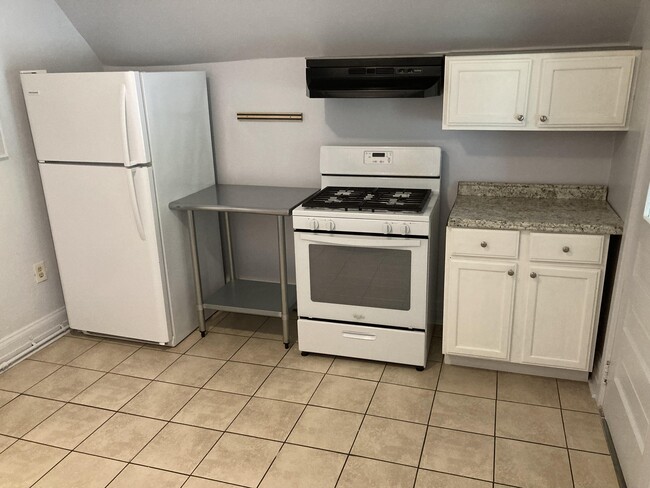 Building Photo - 12087 Saint Aubin St Unit Flat B