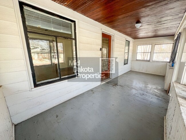 Photo - 933 E 5th-3 Bedroom House