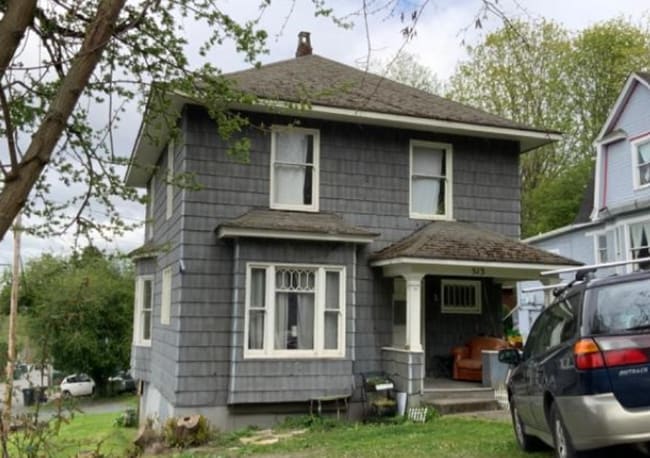 Building Photo - Vintage 7-Bedroom Home Available in September!