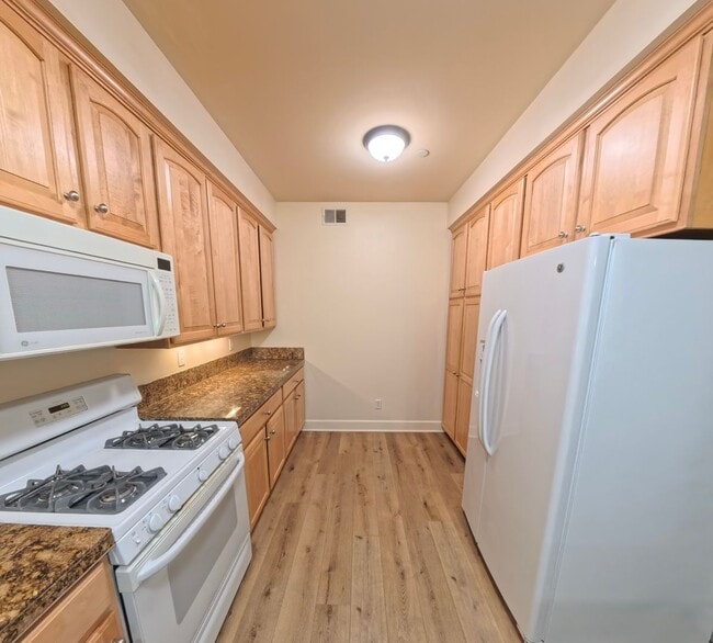 Building Photo - Riverwoods 2 Bedroom Condo