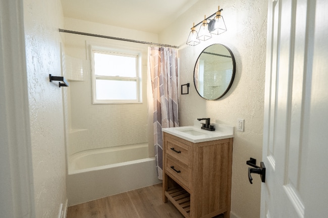 Photo - 945 N 7th E St