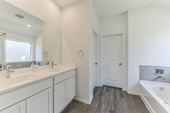 Photo - 712 Brazos Trl