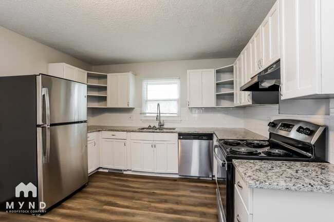 Photo - 908 Waring St