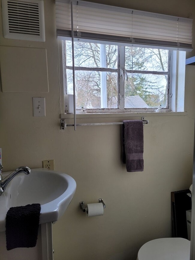 Photo - 343 1/2 S. Main Unidad 1