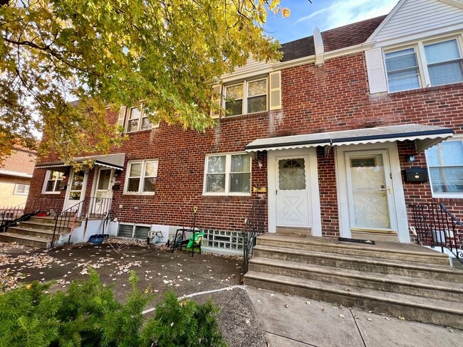 Building Photo - Gorgeous 3-Bedroom Townhome in Ambler! Ava...