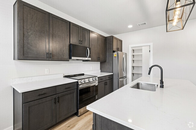 Cypress - 4 habitaciones, 4.5 baños - 1,903 pies cuadrados - Cocina - Charleston Mills Luxury Townhomes