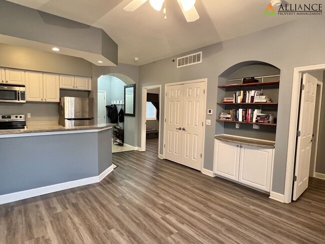 Building Photo - Updated 2 Bed/ 2 Bath Condo!!