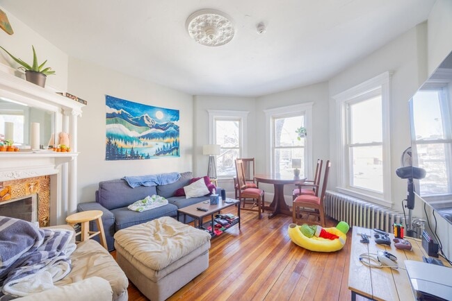 Building Photo - NICE ALLSTON 4.5 BED/2 BATH ON BRAINERD RD W/ HT&HW INCLUDED