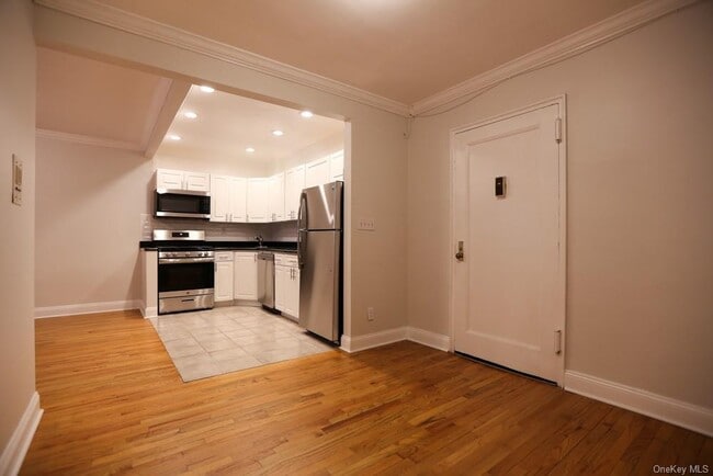 140 E Hartsdale Ave