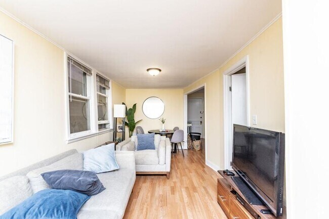 Building Photo - 3 bedroom in Chicago IL 60657 Unit 2 Rental
