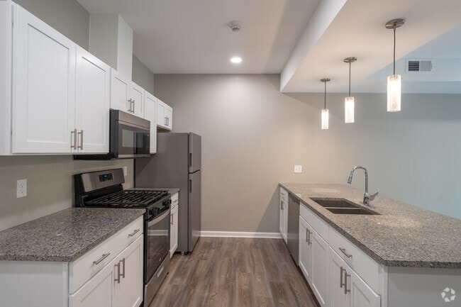 2BR, 2BA - 1021SF - Kitchen