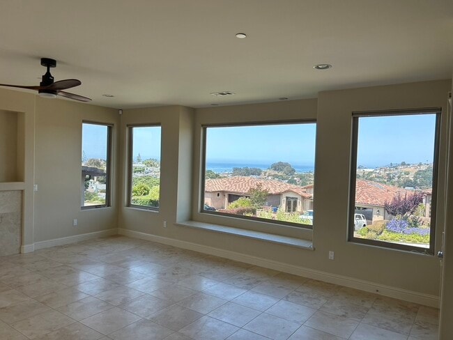 Asiento de mármol junto a la ventana - 213 Cima de Colina