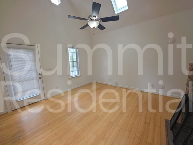 Photo - 910 Oakwood Ave