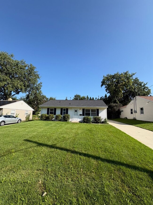 Building Photo - 925 W Willow Ln