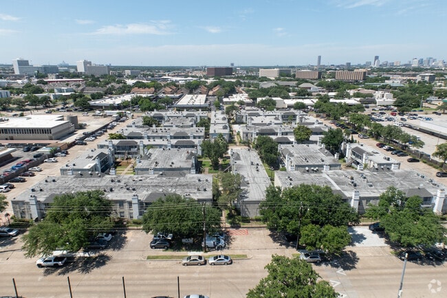 Context - De Moss Condominiums