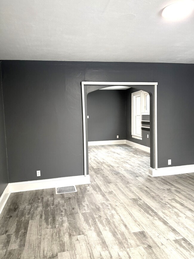 Photo - 313 E 7th St