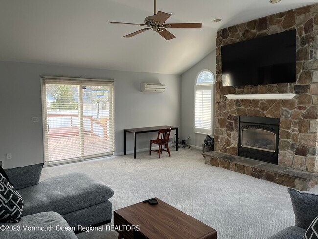 Photo - 128 Whalepond Rd