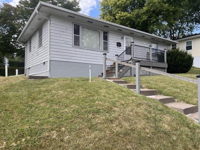 Building Photo - 212 Pine St