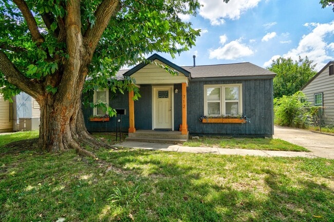 Building Photo - 712 Dakota St