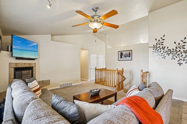 Photo - 340 W Wrathall Ln