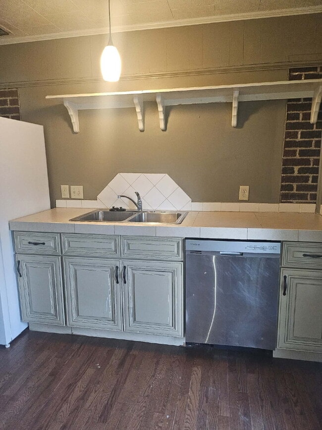 Photo - "Charming 1-Bedroom Duplex Retreat on West Nettleton Avenue!"