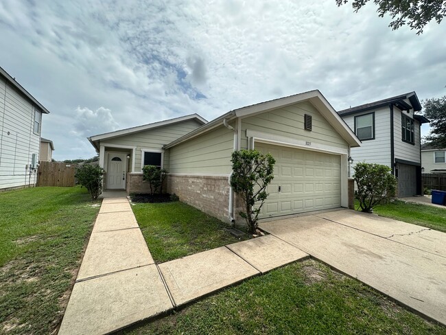 Building Photo - For Lease | 3 Bed, 2 Bath | 1,426 Sq Ft | ... Rental