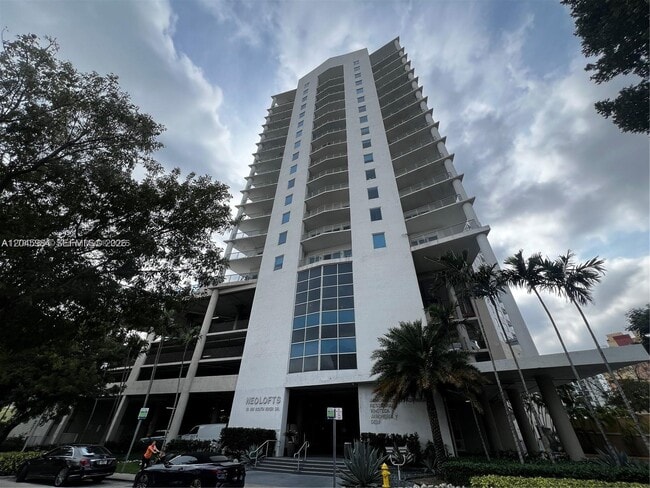 Building Photo - 10 SW South River Dr Unit 812