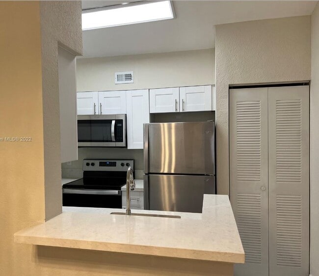 Photo - 2811 N Oakland Forest Dr Unidad 102