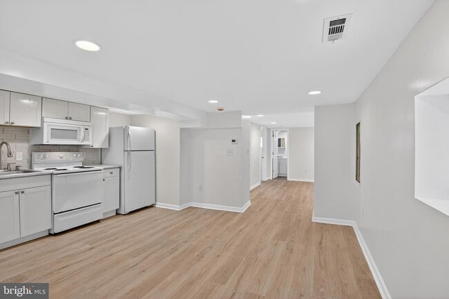 Photo - 141 Uhland Terrace NE