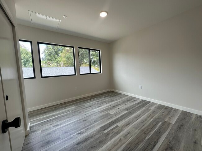 Photo - 290 Madison Ave N Unidad 202