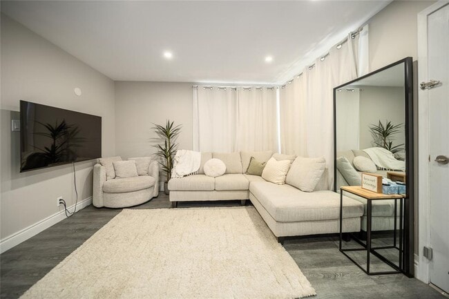 Building Photo - 483 Wellington St