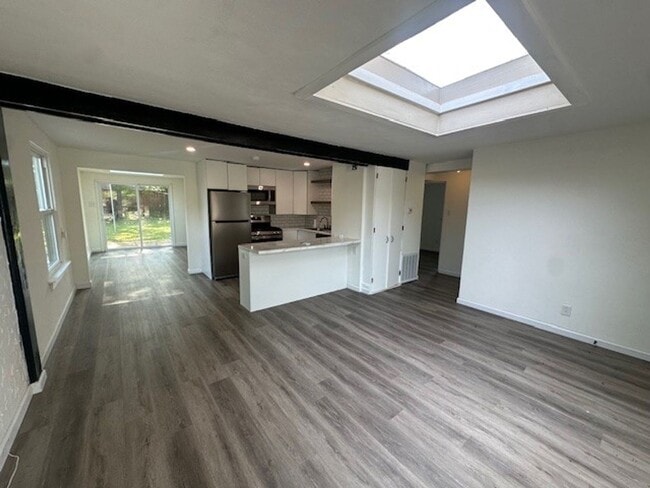 Building Photo - Chic, Sunlit & Move-In Ready – $500 off 1s... Rental