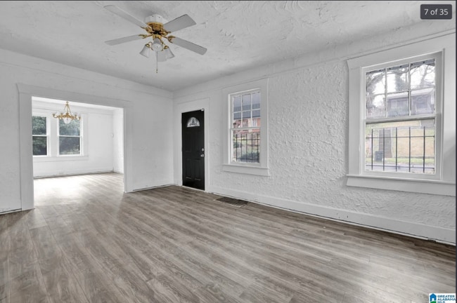 Photo - 505 12th St W