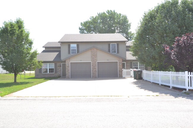 Building Photo - 1900 Salter Pl