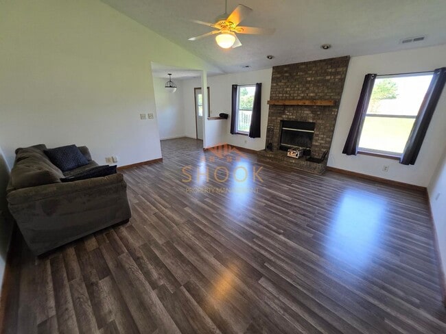 Photo - 3BR/2BA in East Side Lexington Farms!