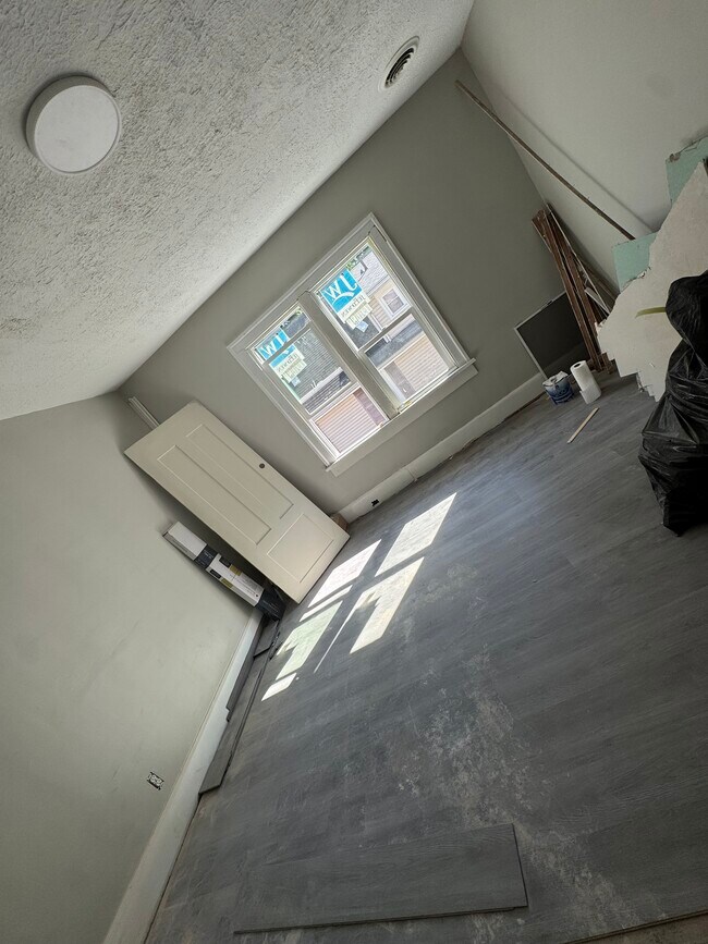 Three of the bedrooms have over 150sqft two of the bedrooms have walk in closets - 125 Blymyer Ave Unit 125 1.5