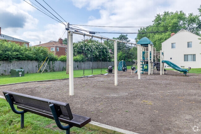 Patio de juegos - Brookville Townhomes