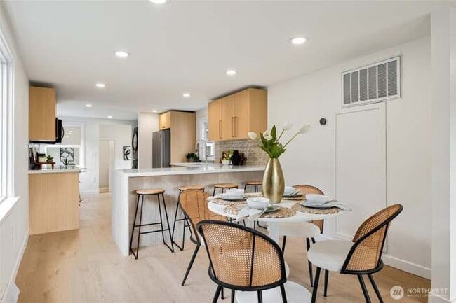 Photo - 704 N 104th St