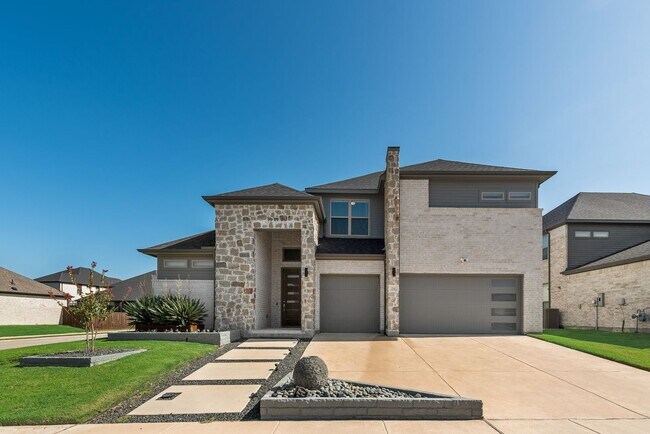 Building Photo - Stunning 5-Bedroom Home with Modern Featur...